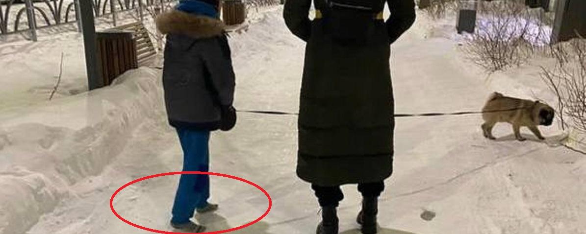В Екатеринбурге босой и плачущий мальчик гулял с мамой и собакой, неоднозначный подход к воспитанию оценят полицейские