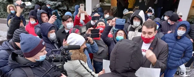 Граждане протестуют против принудительной вакцинации и QR-кодов у здания думы в Саратове