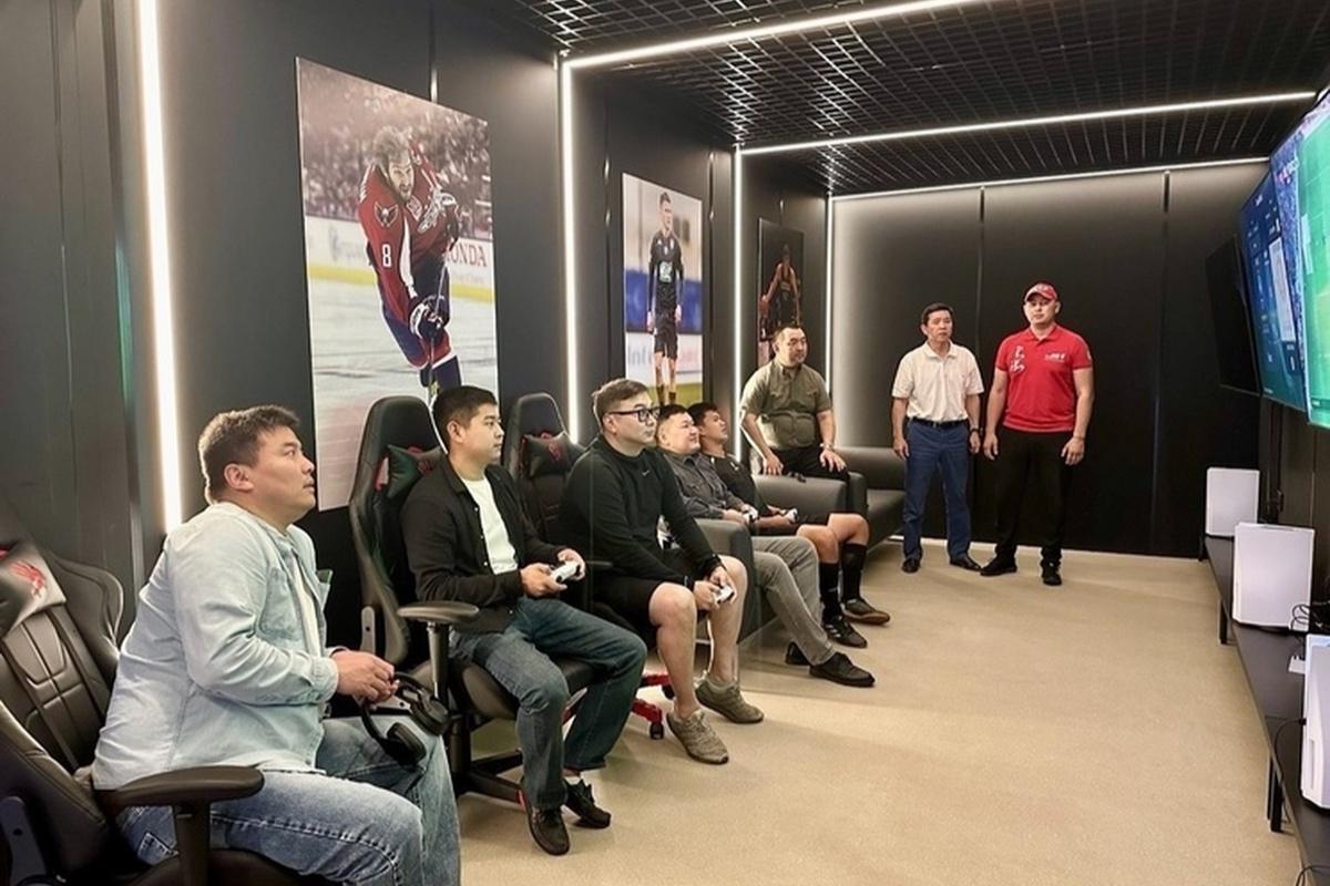 Власти Калмыкии сразились с молодежью в виртуальный и реальный футбол