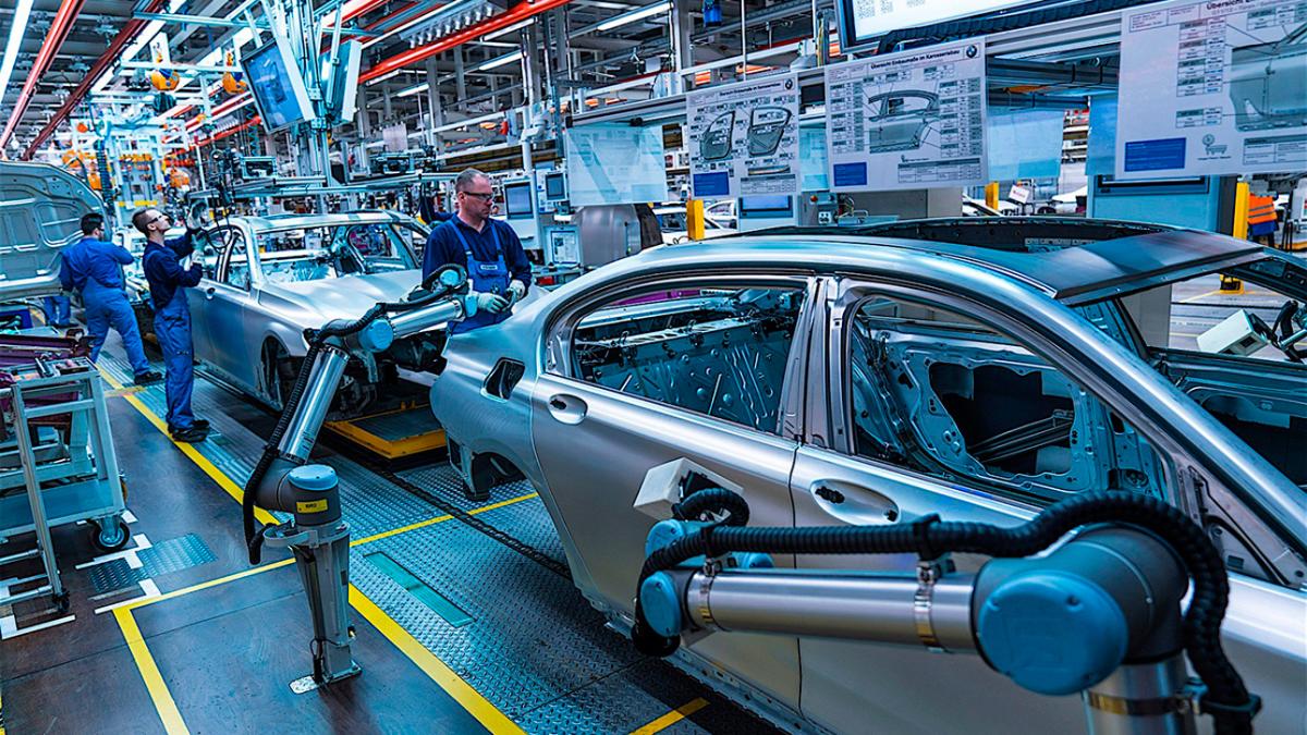 Производство новых автомобилей в России за четыре месяца сократилось на 47,4%