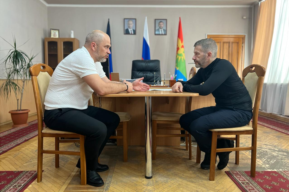 Губернатор Чукотки Владислав Кузнецов посетил подшефное Новолуганское в ДНР