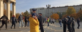 Более 50 человек задержали за вождение хоровода на площади Ленина в Новосибирске