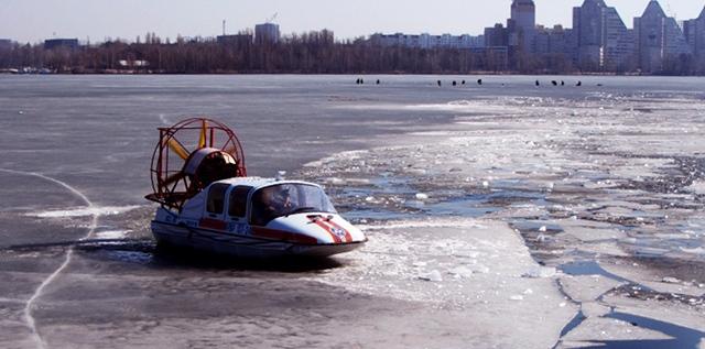 В Воронеже спасатели разбивают лед у берегов водохранилища