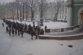 Посетители Эрмитажа выстроились на Дворцовой площади и доходили до Александровской колонны