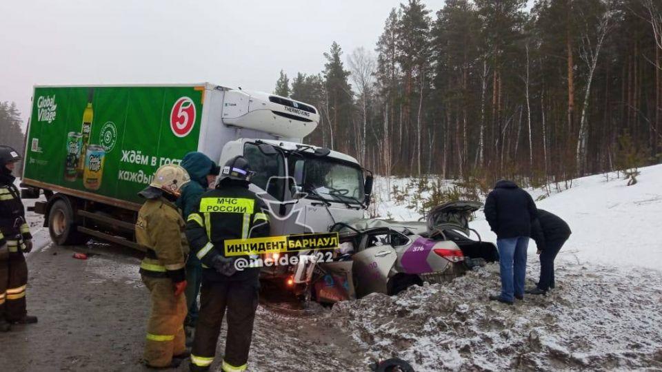 В Алтайском крае в ДТП с большегрузом погибли три человека