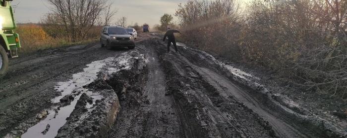 Жители воронежского села оказались в изоляции из-за разбитой дороги