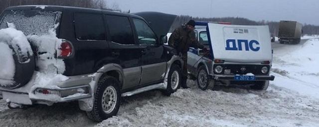 В Кузбассе автоинспекторы спасли едва не замерзших в иномарке людей