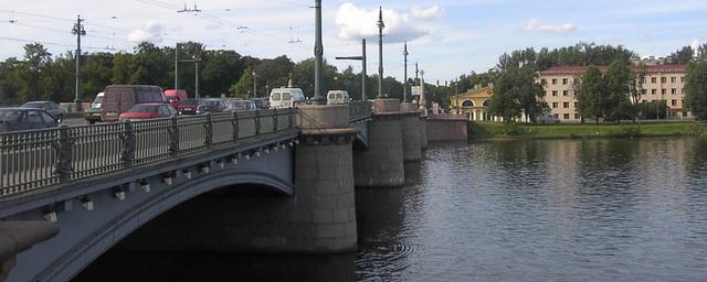 В Петербурге у Большого Крестовского моста спасатели вытащили из воды мужчину