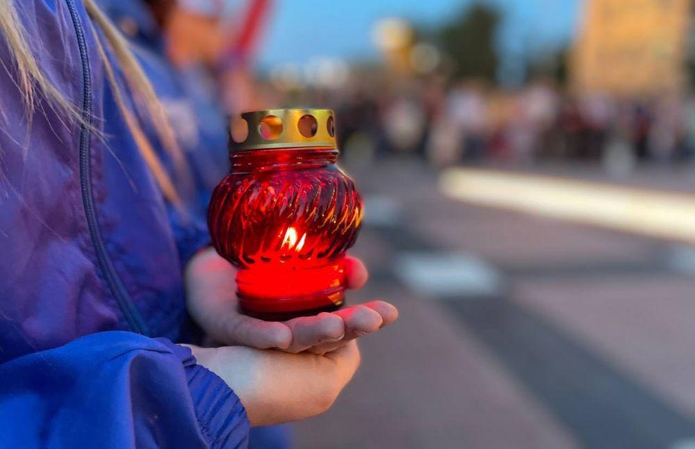 В Иркутске на площади возле мемориала «Вечный огонь Славы» зажгли 10 тысяч свечей