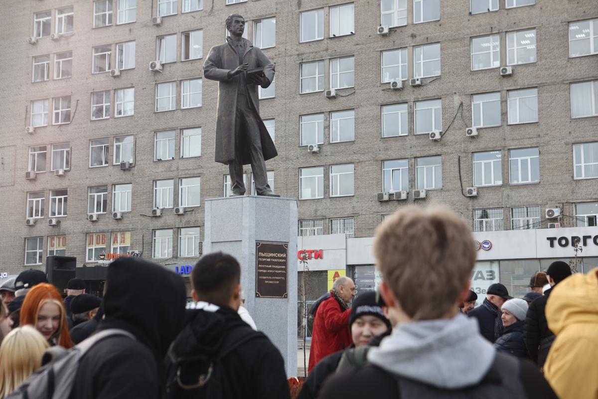 Выпускники поставили памятник почетному гражданину Новосибирска и основателю НЭТИ Георгию Лыщинскому