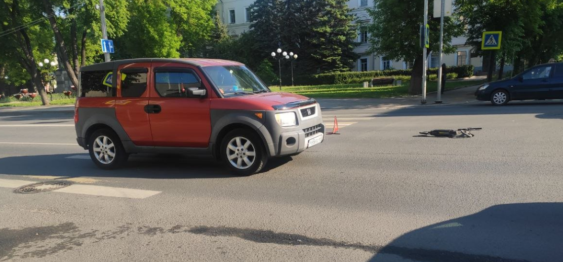 В Пскове автомобиль LADA Granta сбил самокатчика на Октябрьском проспекте