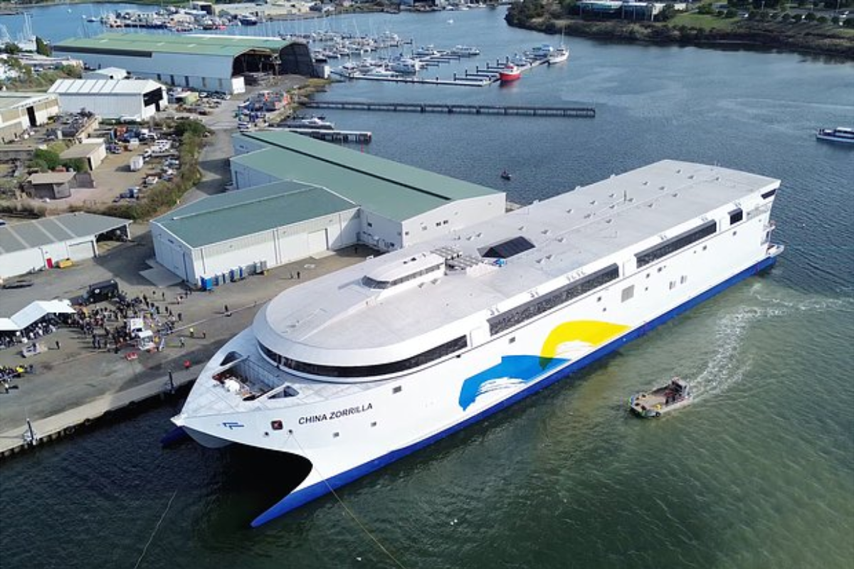 В Австралии спустили на воду огромный электрокорабль