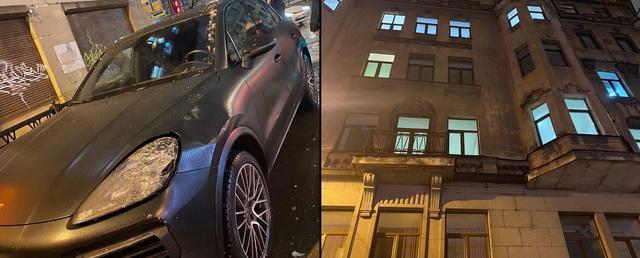 Ледяная глыба разбила Porsche в центре Петербурга