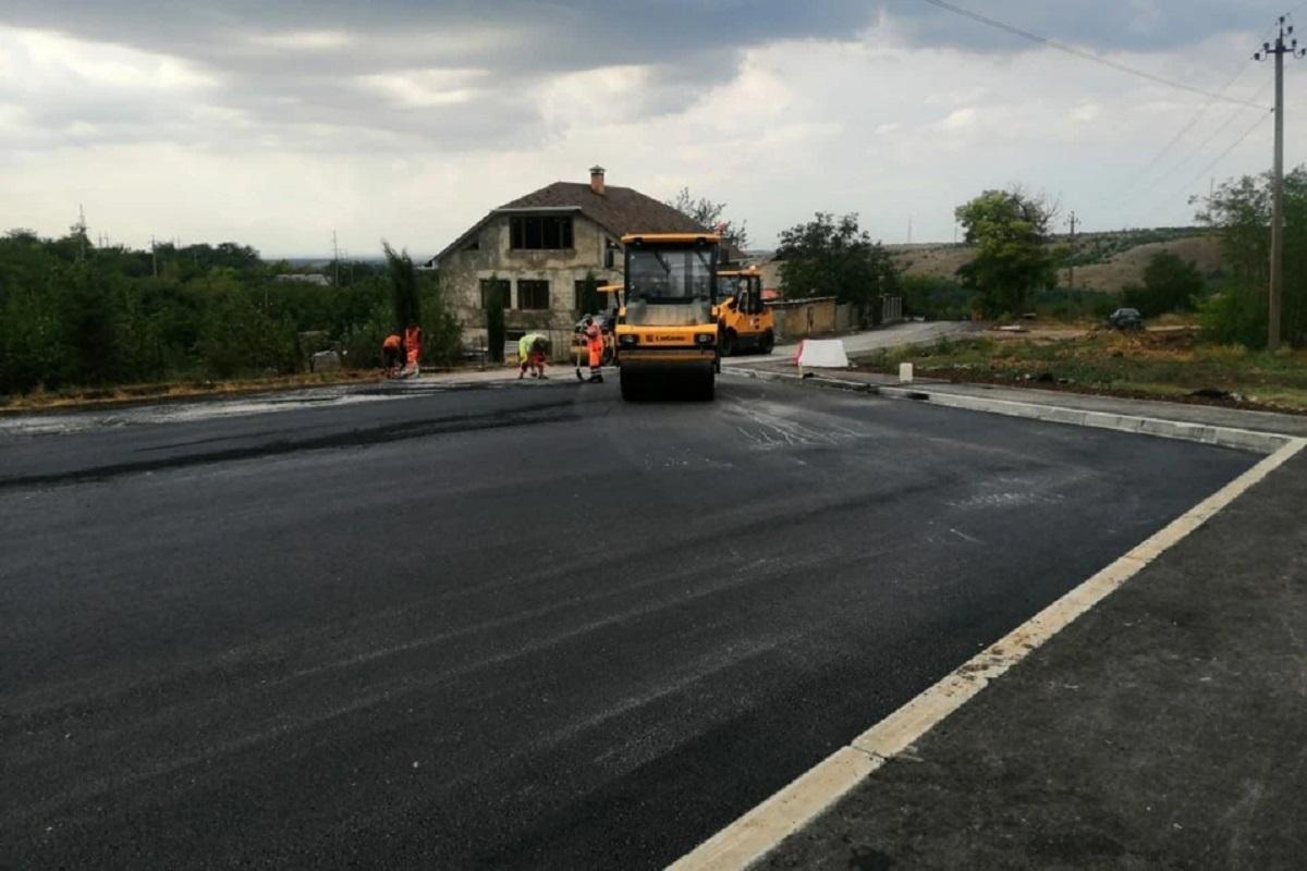 Завершается ремонт километрового участка дороги в Крыму