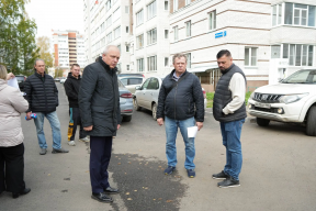 «Жители довольны»: Спикер Заксобрания Роман Заварин проверил качество ремонта дворов на улице Ярославской в Вологде