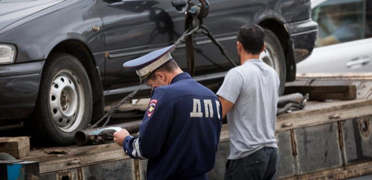 В Самаре эвакуатор увез на штрафстоянку автомобиль с детьми