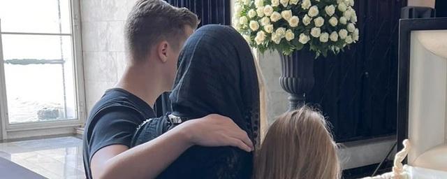 Супруга и дети Юрия Шатунова простились с ним на кладбище в Москве