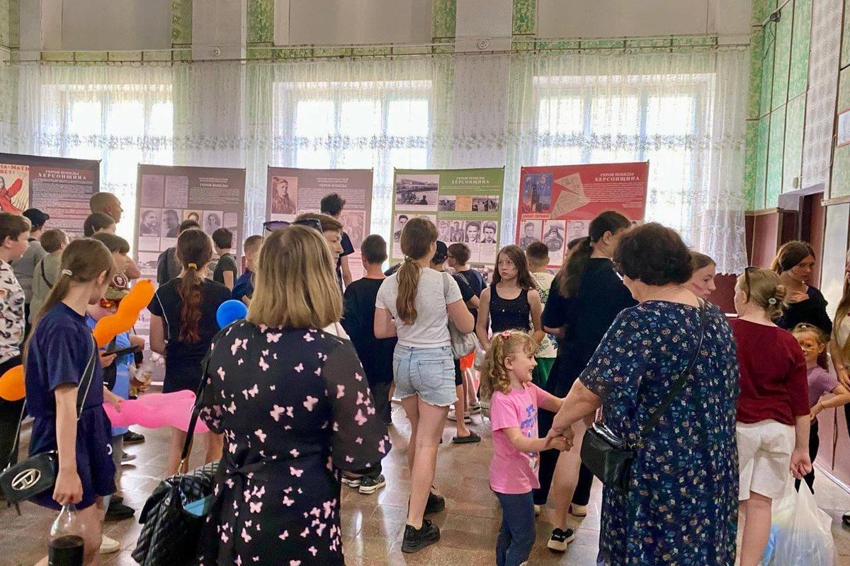 В Новотроицком открылась выставка о героях Херсонщины и подвигах ради Победы