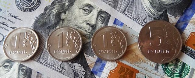 Рубль снижается на новостях о санкциях США
