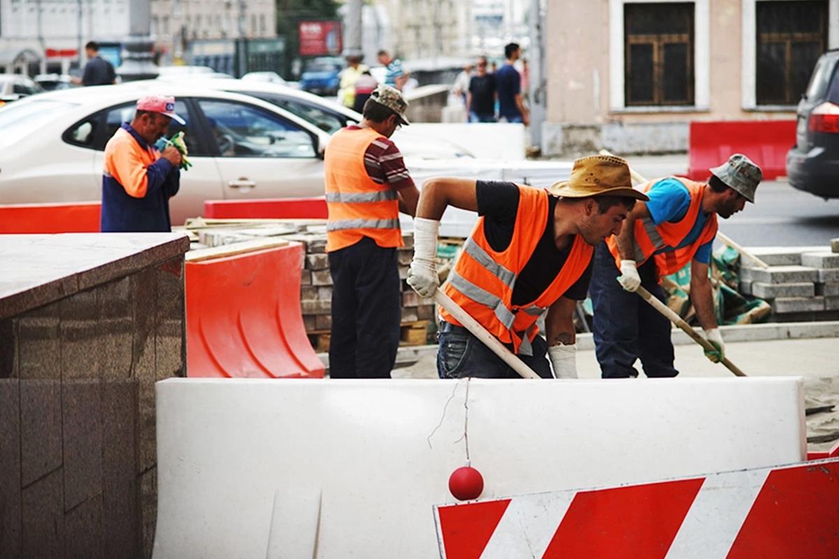 «Зарплата 100 тысяч, а на что жить?» Мигрантов не устраивает пошлина за денежные переводы