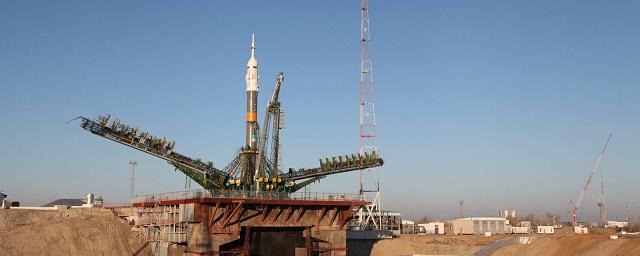 На Байконуре установили ракету-носитель с пилотируемым кораблем