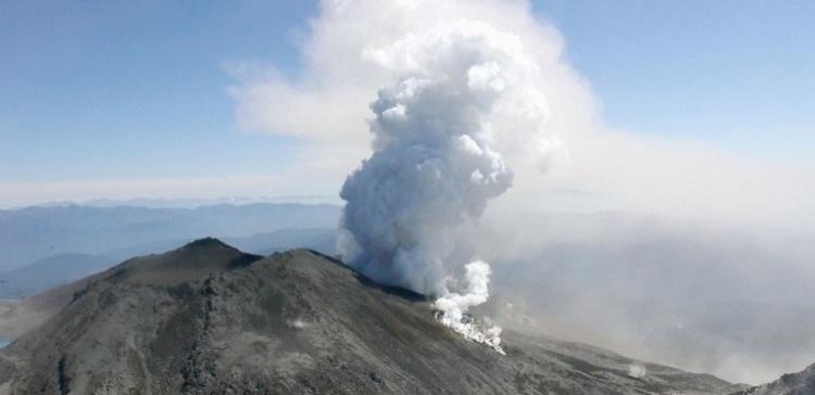 На юге Японии началось извержение действующего вулкана Асо