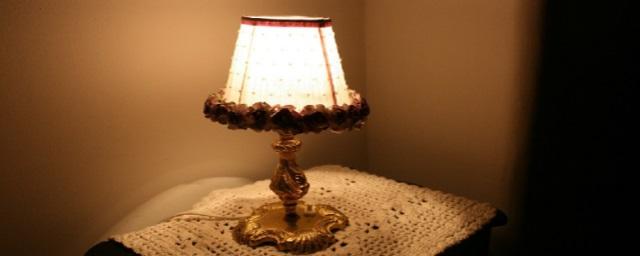 Включенная на ночь настольная лампа стала причиной пожара в квартире саратовской пенсионерки