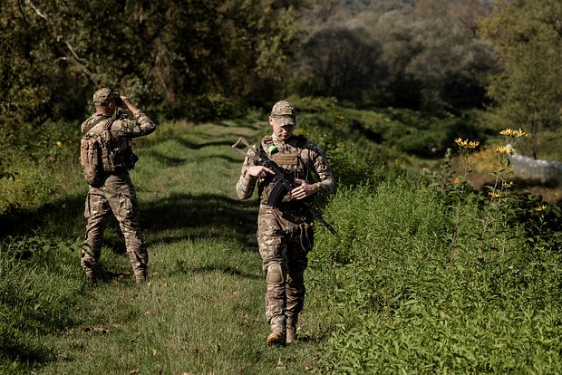 Десятки украинцев смогли пересечь границу с Венгрией на военном грузовике