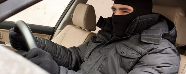 В Москве мужчина похитил авто со спящей девушкой на заднем сидении