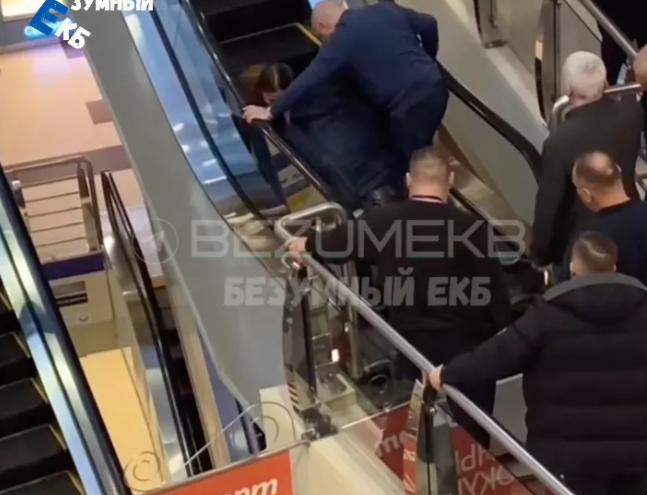 В торговом центре Екатеринбурга эскалатор зажевал ногу 5-летнего мальчика