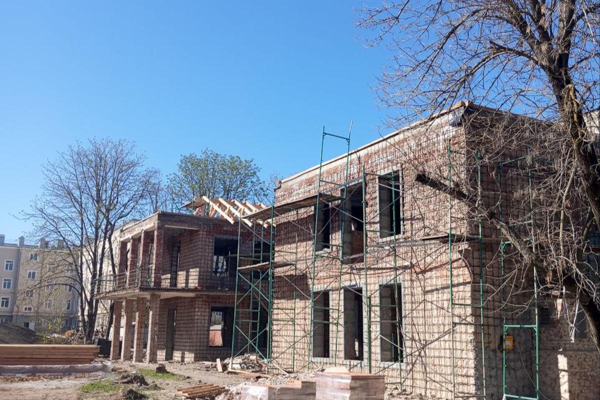 Строители восстанавливают инфраструктуру Мариуполя под надзором Минстроя