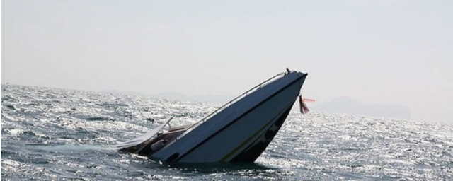 В Баренцевом море в Мурманской области тонет маломерное судно