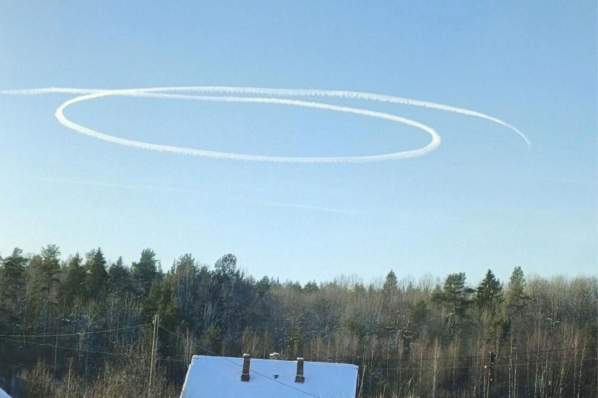 Жители Карелии сфотографировали в небе необычный конденсационный след в виде круга