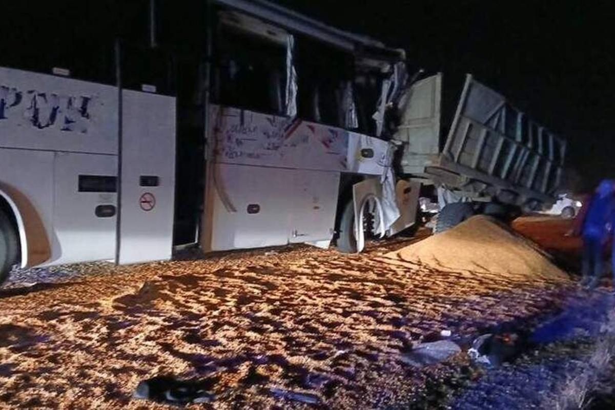 На загородной дороге Приморского края автобус столкнулся с трактором