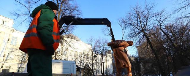 В Киеве снесли памятник советскому летчику Чкалову