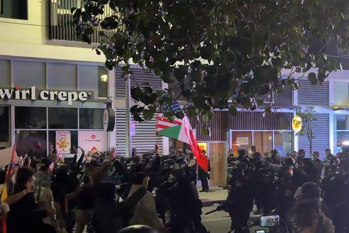 Полиция в Лос-Анджелесе начала выборочно задерживать протестующих