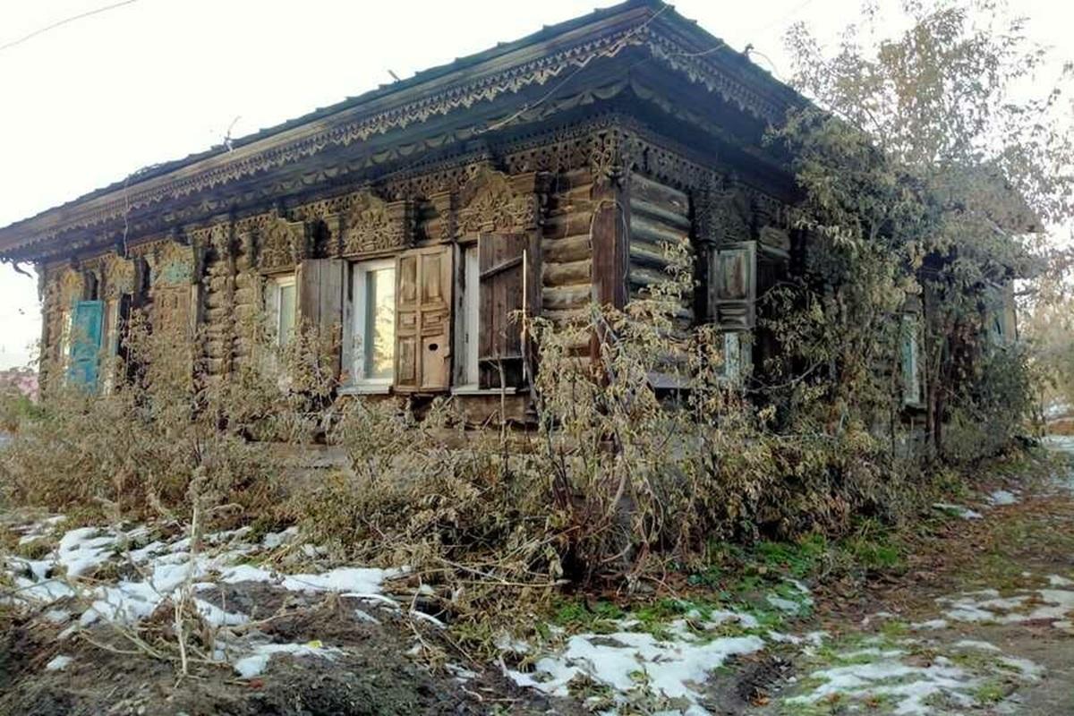 В Новосибирске пытаются спасти последний старый дом с уникальной резьбой на Инской