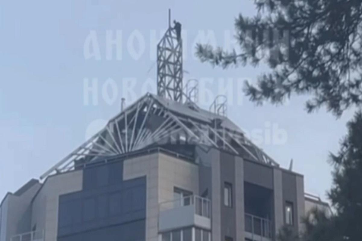Новосибирские подростки забрались на шпиль высотки в Октябрьском районе