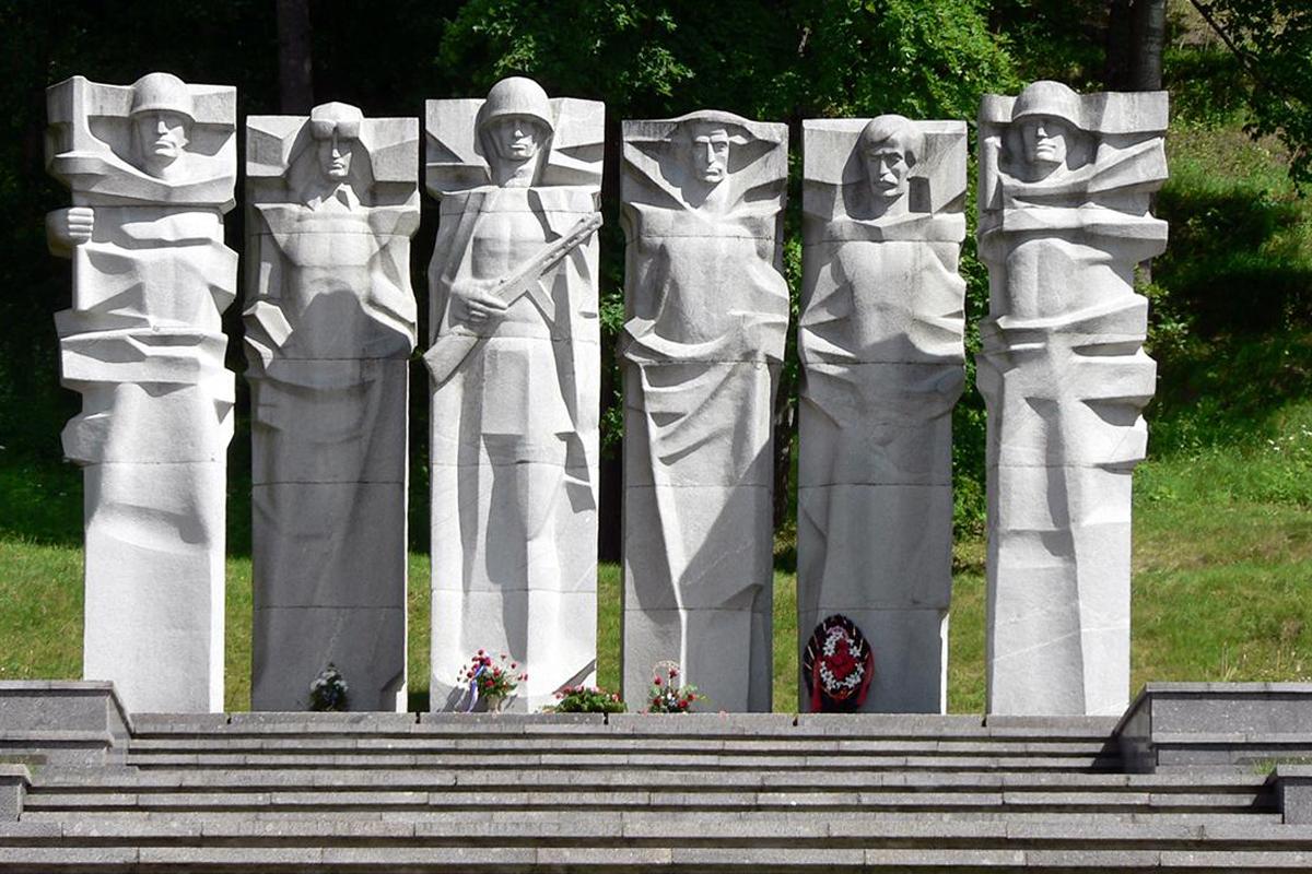 Парламент Литвы разрешил переносить захоронения советских воинов