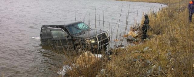 В Новосибирской области погибла пассажирка упавшего в озеро джипа