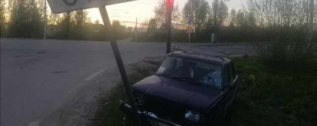В Ивановской области водитель потерял сознание за рулем и врезался в знак «СТОП»