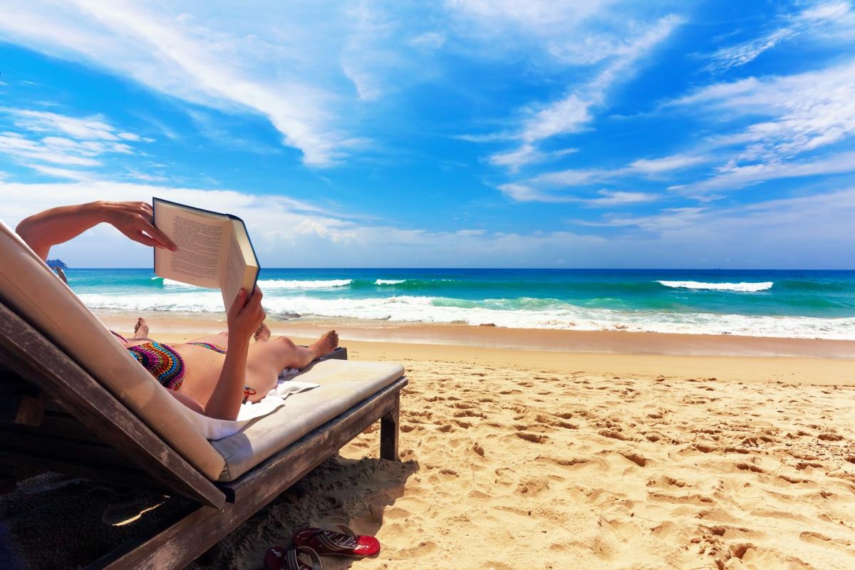 Tourism reading. Лежак на пляже. Человек на лежаке. Девушка в шезлонге на пляже. Пляж море люди.