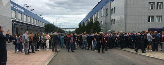 Сотрудники завода БелАЗ устроили акцию протеста и выдвинули требования