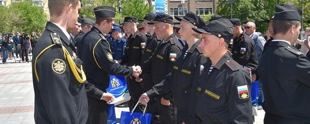 В Хабаровске торжественно проводили в армию более 40 новобранцев