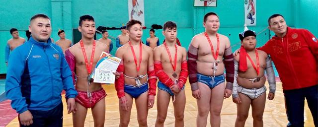 В Кызыле среди школьников прошёл турнир по национальной борьбе Хуреш