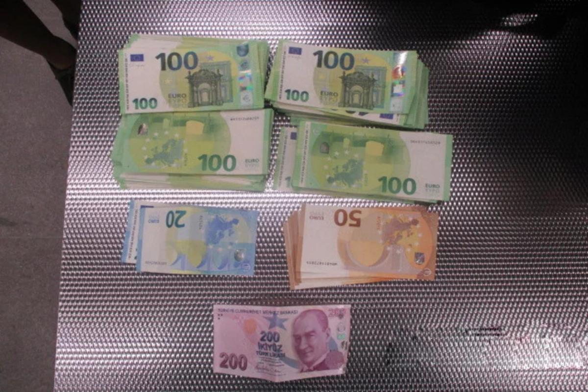 В Екатеринбурге немецкий турист пытался провезти огромные суммы денег