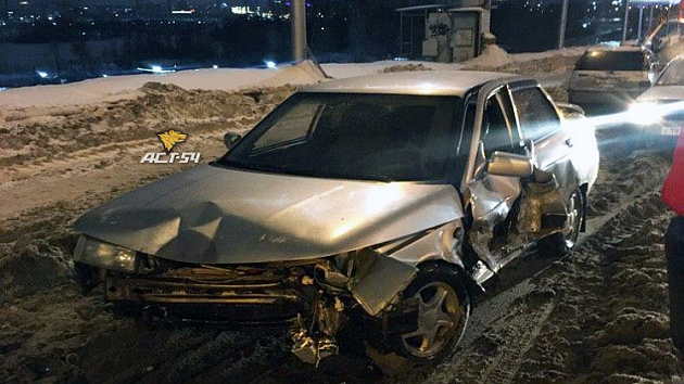 В Новосибирске два автомобиля влетели в бетонные блоки