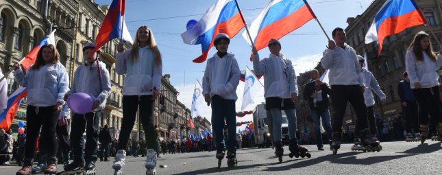 В Петербурге стартовало первомайское шествие по Невскому проспекту