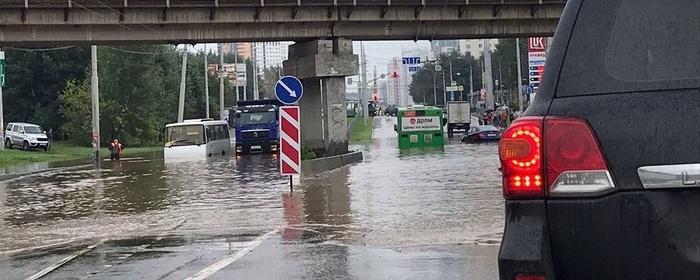 В Екатеринбурге ограничили движение машин на Щербакова после прорыва трубы