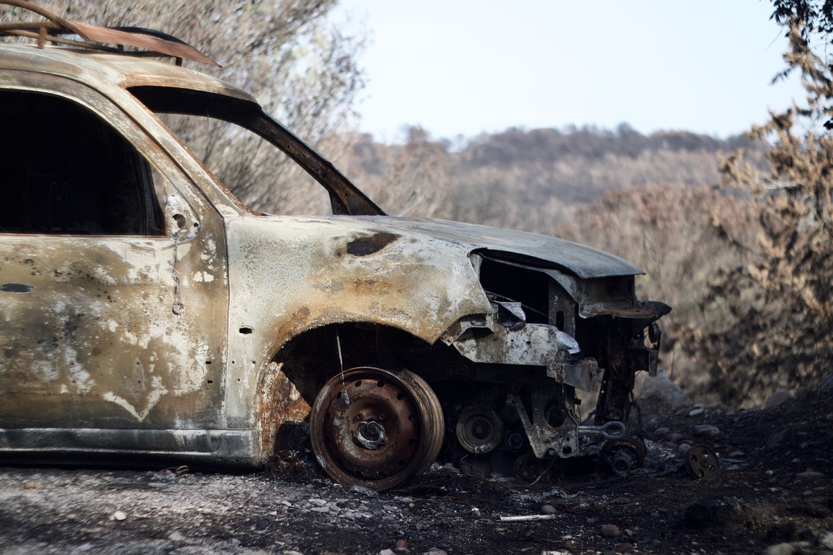 Адвокат Мельников рассказал, как возместить ущерб за сгоревший на стоянке авто